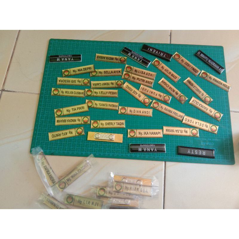 

Nametag kuningan