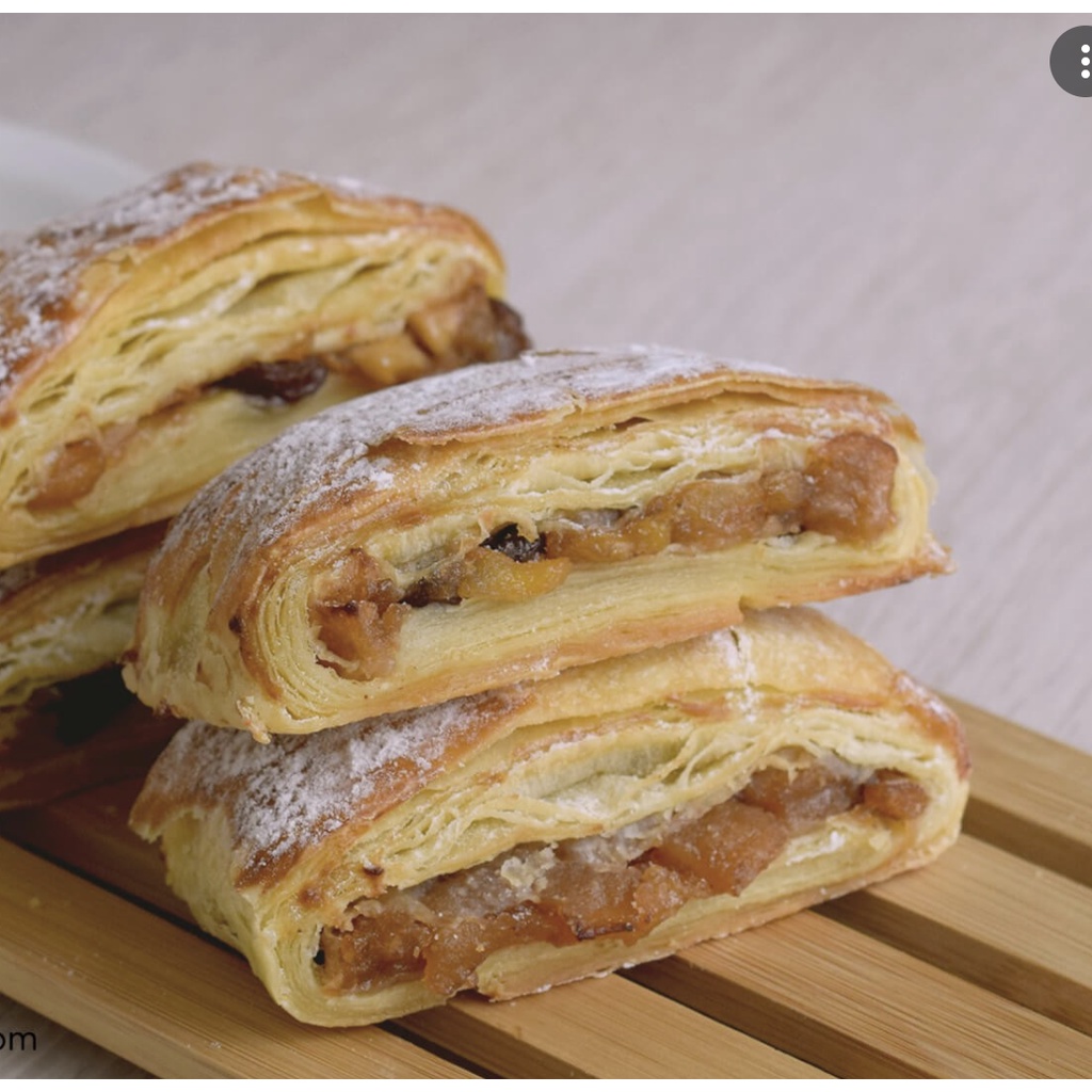 

Apple Strudle Prima Rasa Oleh-oleh Bandung Pastry dengan Isi Potongan Apel ditaburi Gula Gula Halus