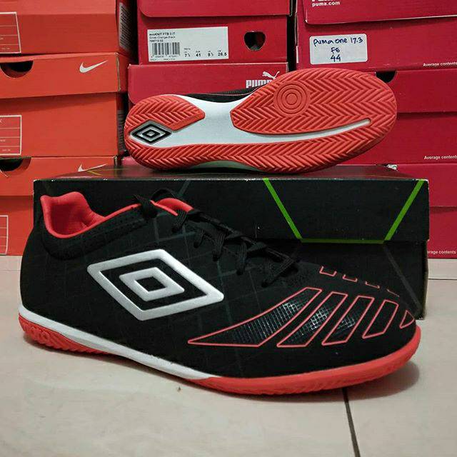 Umbro UX Accuro Premier IC hitam