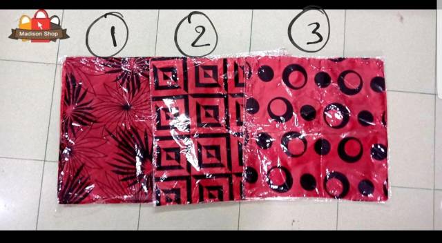 SARUNG BANTAL SATEN MERAH MOTIF