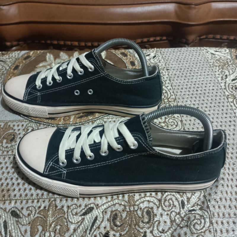 sepatu second import. sepatu bekas preloved size 41
