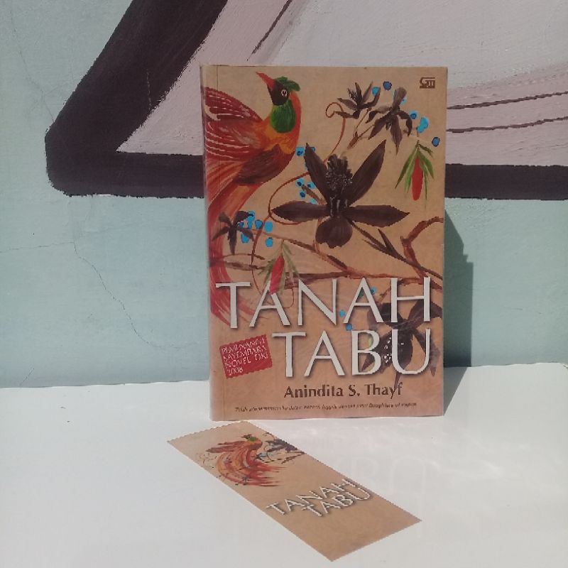 Novel Tanah Tabu Karya Anindita S. Thayf.