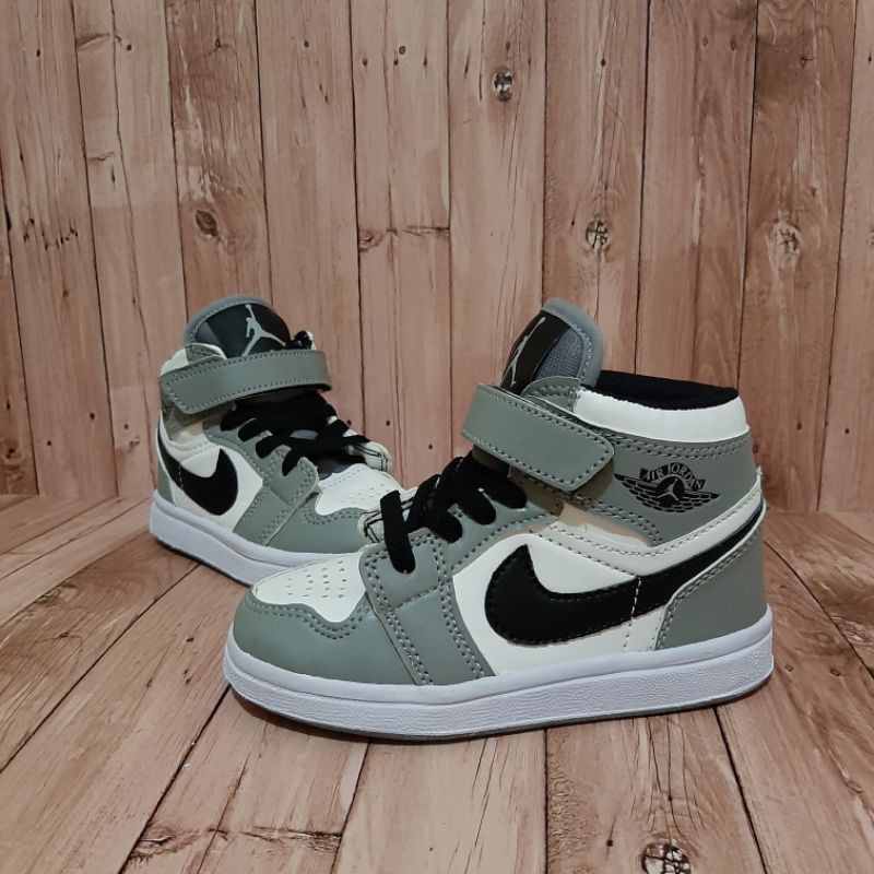 sepatu anak NIKE AIR JORDAN ANAK /  abu2 putih usia 1-6thn / free box & kaus kaki .
