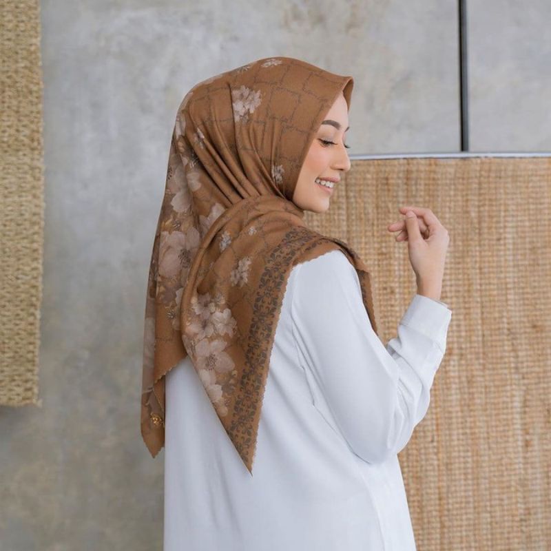 Em3 Scarf, GROSIR HIJAB SEGIEMPAT VOAL PREMIUM MOTIF TERLARIS INJI BIG FLOWER LASERCUT-Mocca