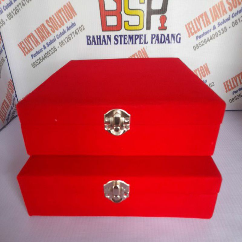 

BOX PLAKAT BLUDRU MERAH 20.5X26.5 CM