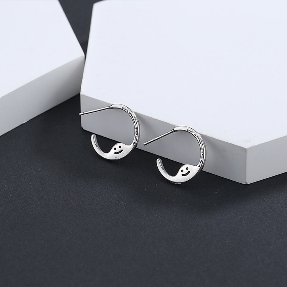 1 Pasang Anting Stud Bentuk Bulat Desain Tulisan Smiley Warna Silver Gaya Korea Untuk Wanita