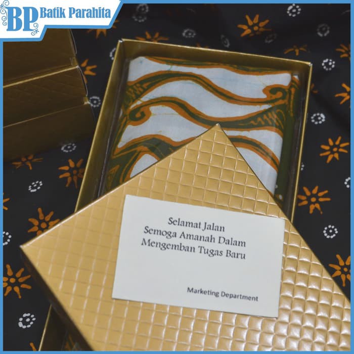 

KADO PERNIKAHAN Kemasan Kado Batik Tulis Parahita ADWA WAW