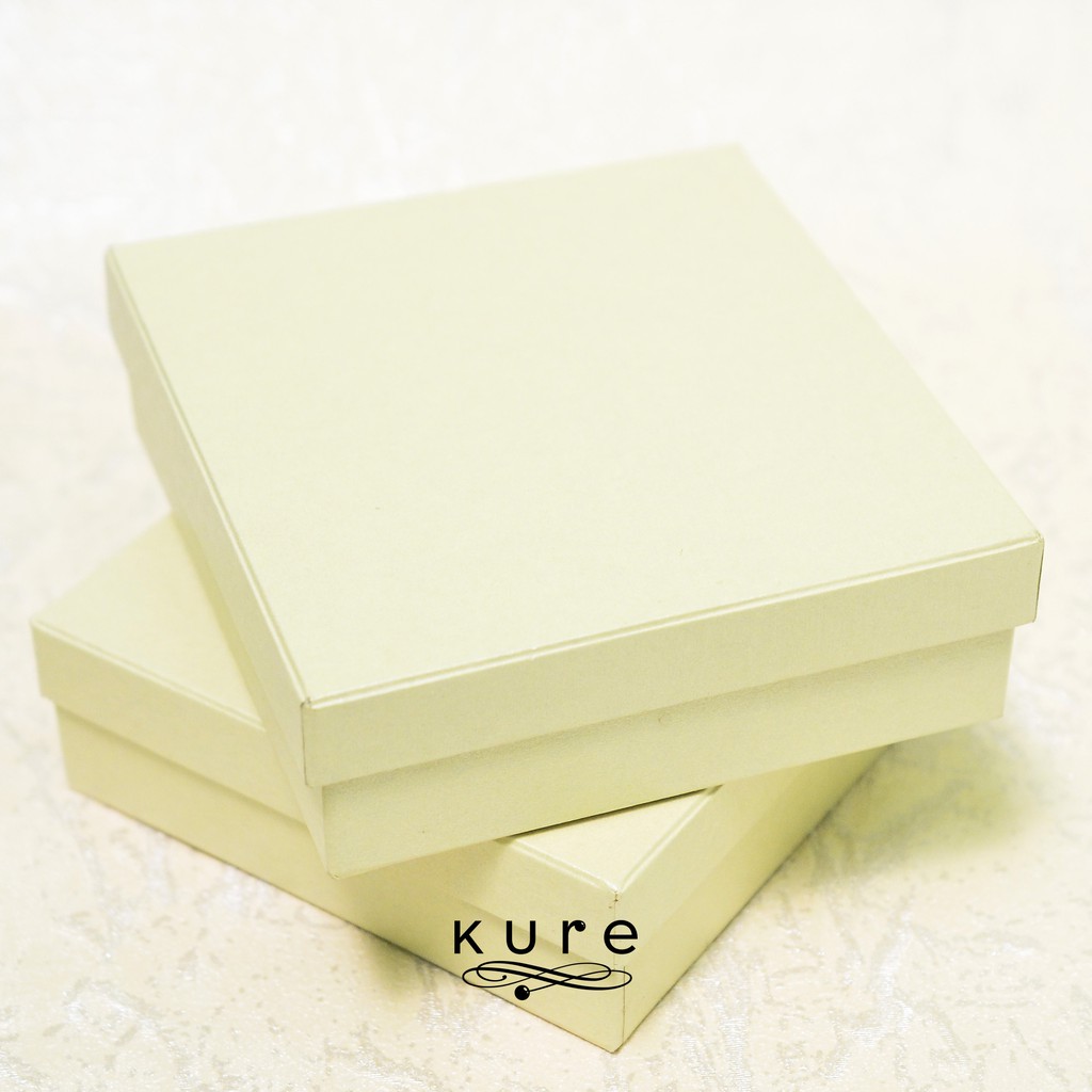 

KURE Exclusive Gift Box - Medium Size (Kotak Kado Cantik Ukuran Sedang)