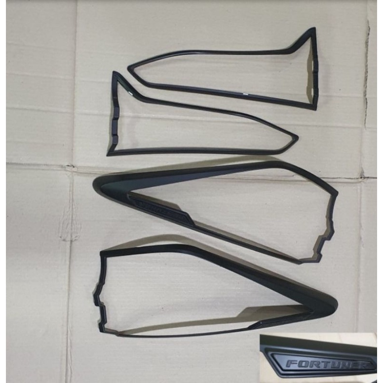 garnish lampu belakang  fortuner 2021 hitam
