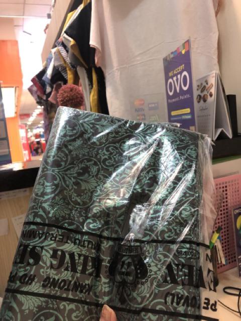 Kantong Plastik Oval Motif Batik Metalik Ukuran 30x38 Cm