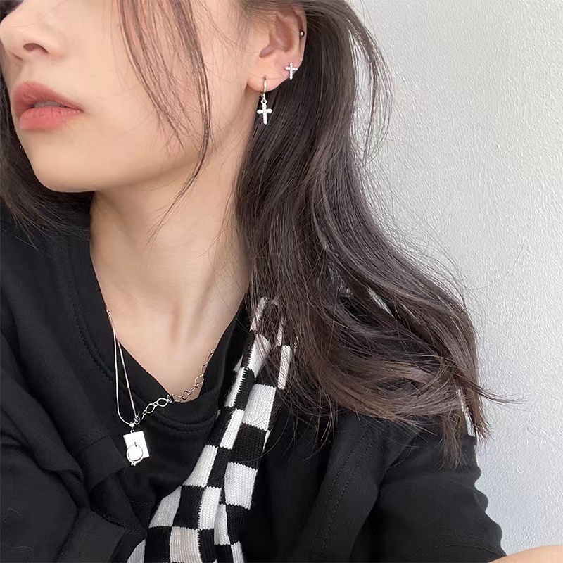 Anting Tusuk Gantung Wanita Desain Salib Hias Kristal Gaya Punk / Retro / Gothic Untuk Pesta