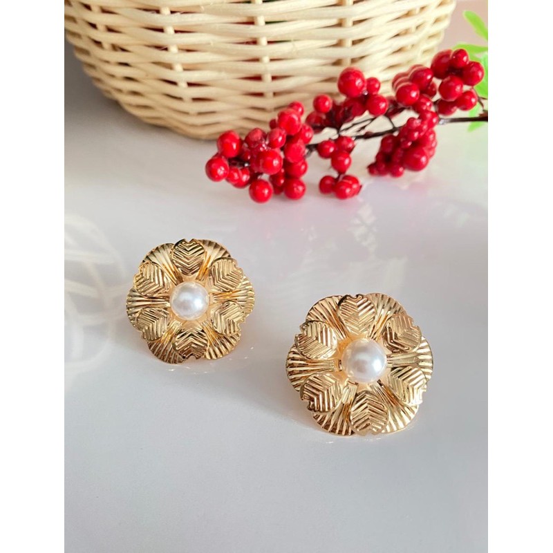 Anting flower bulat mutiara nempel di tengah AT 216433