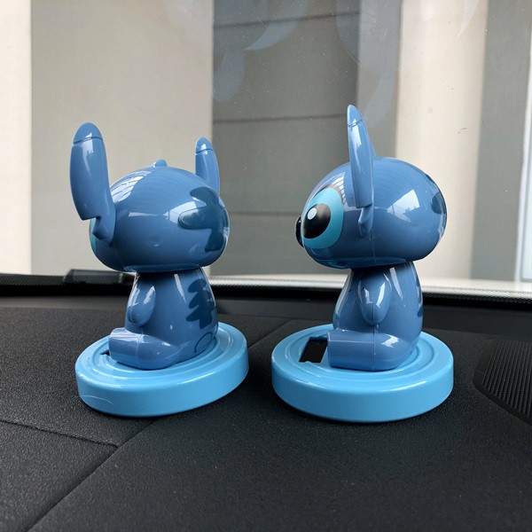 STITCH SOLAR POWER Boneka Figure Miniatur Pajangan Mobil Goyang Kepala Shacking Head