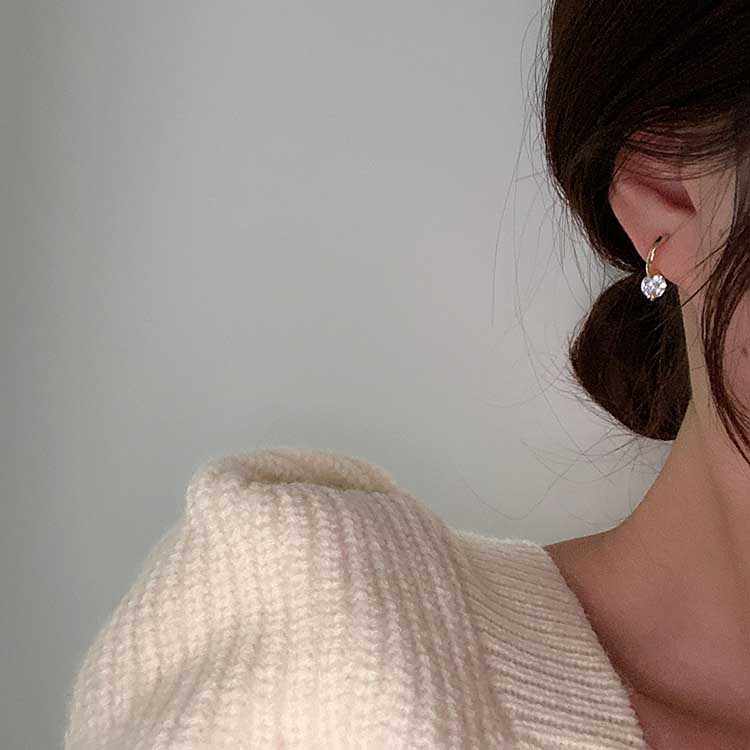 Anting Hoop Kristal Berlian Bahan Titanium Steel Warna Emas Gaya Korea Untuk Wanita