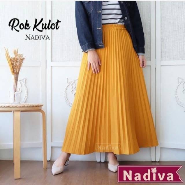 Rok plisket bundling dengan jilbab warna senada