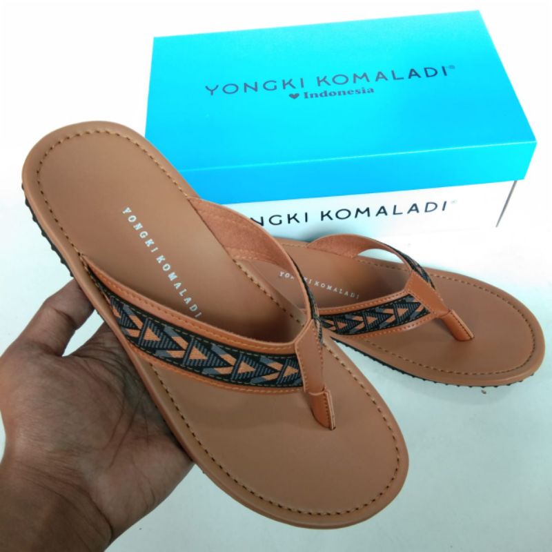 Sandal Pria Yongki Komaladi Casual Terbaru