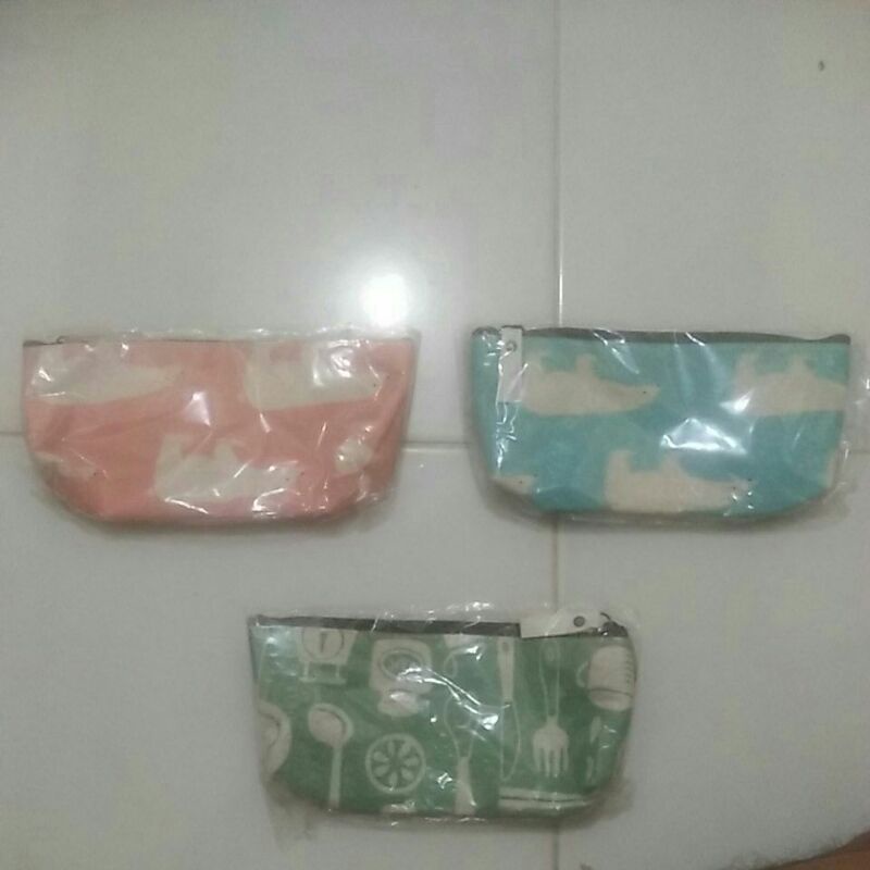 

tempat alat tulis, pena, pensil, uang, dll