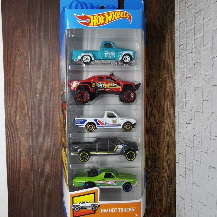 Hot Wheels Datsun 620 GIFT PACK isi 5 HW hot Trucks Pickup