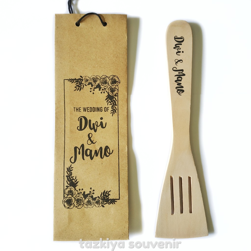 

Souvenir Pernikahan Spatula Lubang Kemas Paper Bag Free Sablon Cetak Nama