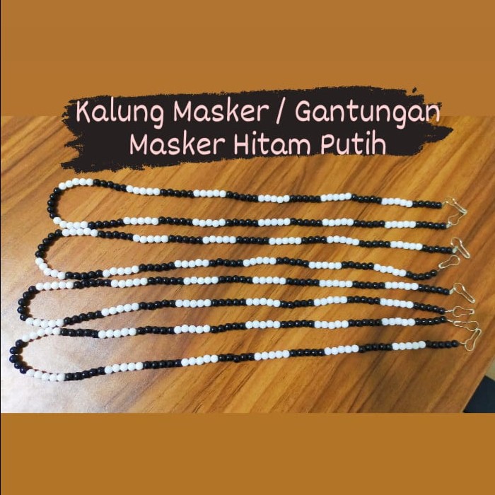 Kalung Gantungan Masker Mutiara Putih dan Hitam Putih Motif Random