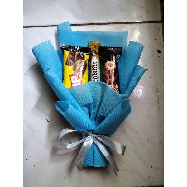 

Buket snack murah / buket wisuda / kado unik / buket mini hampers ultah anak