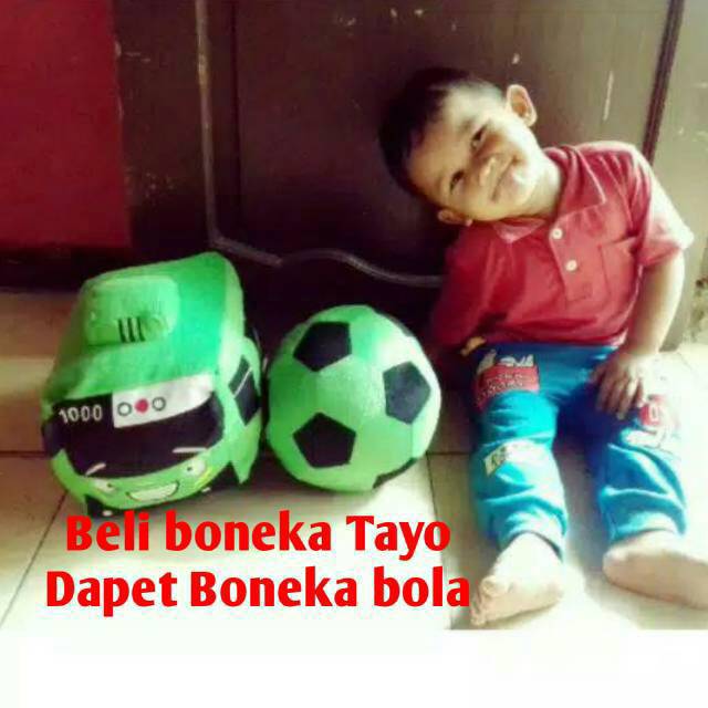 Sepasang boneka bus dan bola