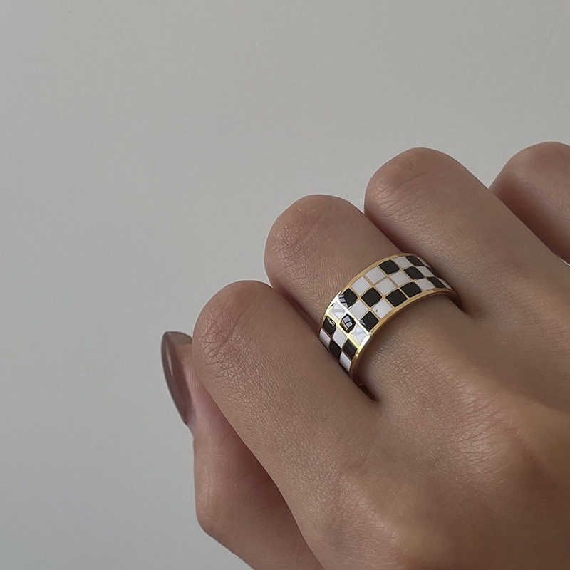 Cincin Desain Papan Catur Warna Hitam Dan Putih Gaya Retro Korea Untuk Wanita