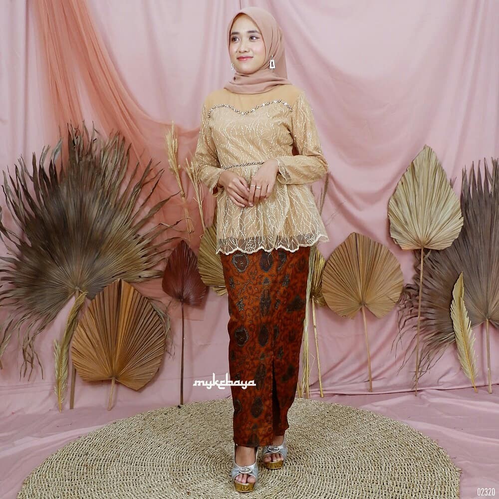 Kebaya Modern Set Tulle Pearly Furing Mutiara Full di Dada Pinggang Rok Span Belah Wisuda Engagement