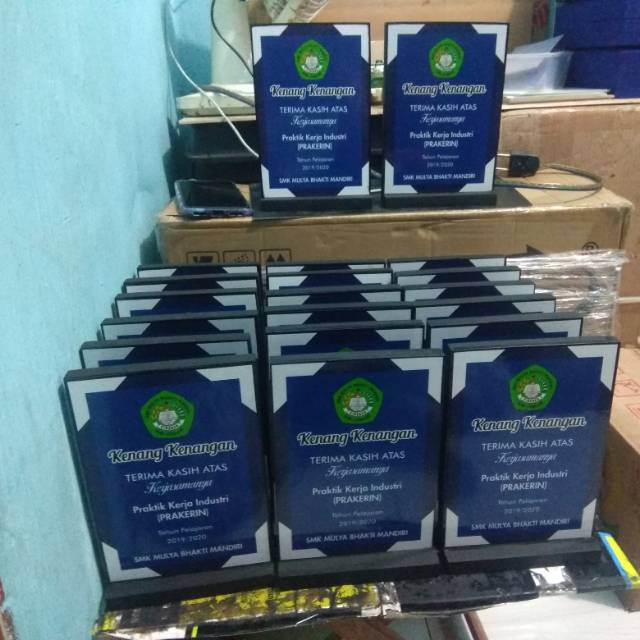 Plakat kayu murah plakat KKN murah, plakat wisuda murah plakat TK plakat SD cindramata penghargaan