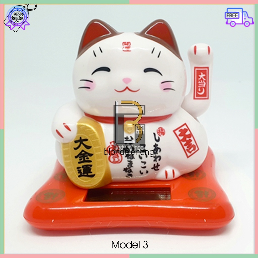 Patung Hiasan Pajangan Kucing Hoki Rejeki Maneki Neko Maneko Neki Keberuntungan China Cina Jepang Lucky Cat Dua Tangan Goyang Gerak Bergerak Solar Cell Cahaya Sinar Non Baterai Batrai Batrei Ukuran Kecil Small Medium Sedang Dashboard Mobil Meja Kasir Toko