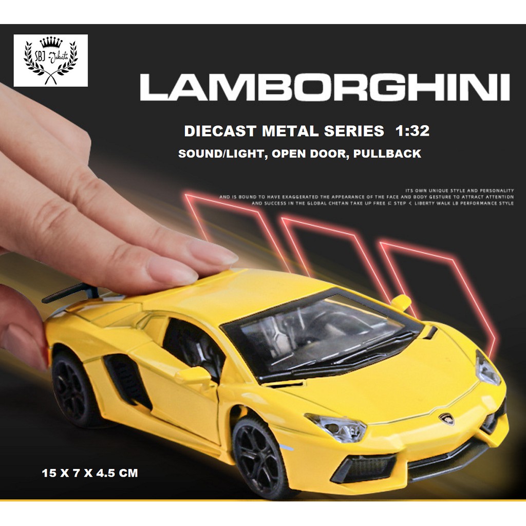 Diecast miniatur mobil Lamborghini LP740 Metal Series Skala 1:32 dengan tatakan