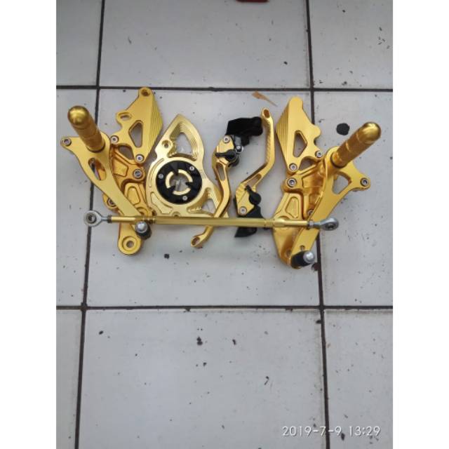PAKETAN VARIASI MOTOR YAMAHA VIXION NEW VIXION OLD GOLD CNC FOOTSTEP HANDLE COVER GEAR -NOT YSS TDR