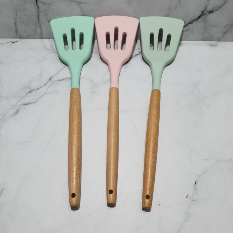 silicone cooking turner with wooden handle / sodet masak gagang kayu