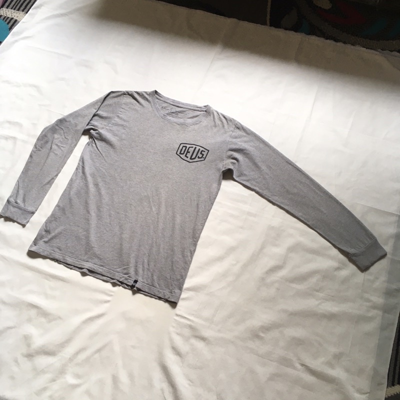 KAOS DEUS EX MACHINA LENGAN PANJANG SECOND ORIGINAL PRELOVED MURAH (SIZE L)