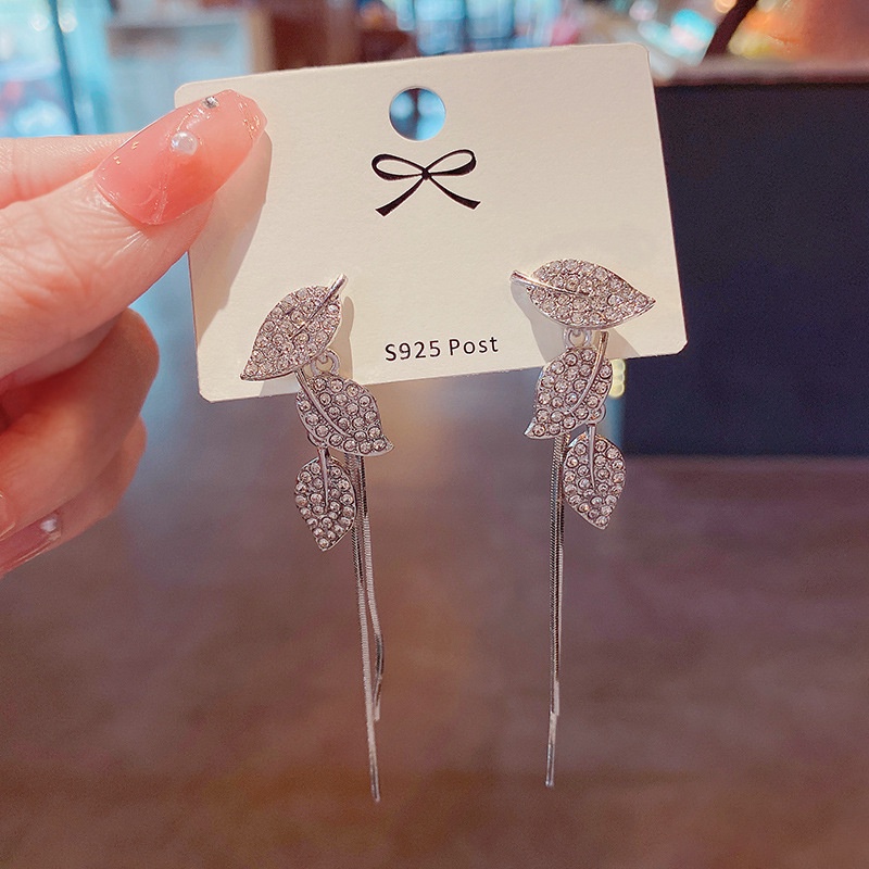 Anting Gantung Panjang Tusuk Silver Sterling 925 Motif Daun Aksen Berlian + Rumbai Untuk Wanita