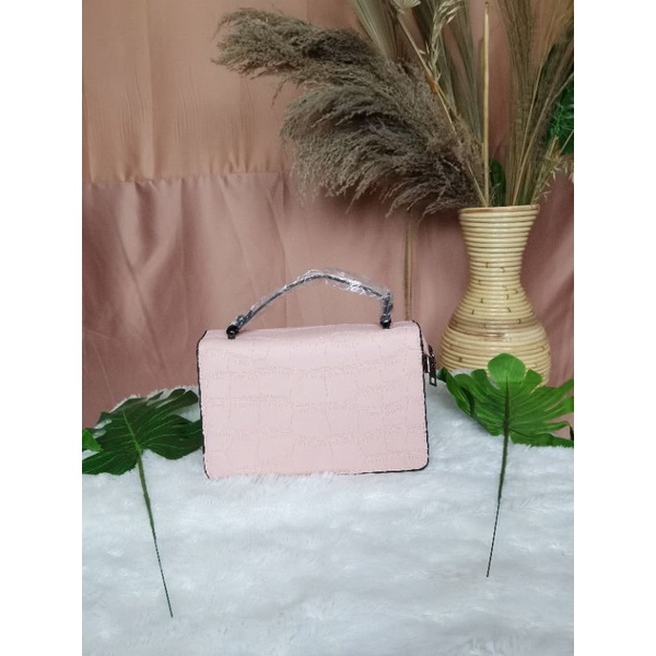 TAS WANITA CANTIK DAN KEKINIAN