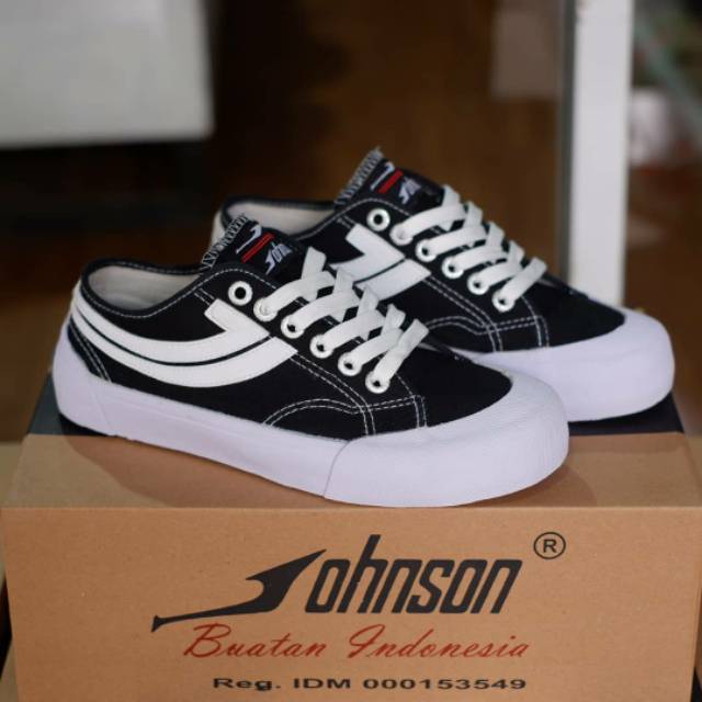 SEPATU JOHNSON LOW BLACK WHITE