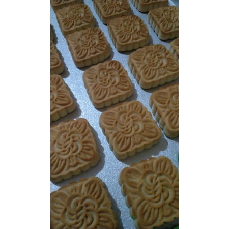 

mooncake/kue bulan isi kacang ijo,kemasan toples isi 20 pcs