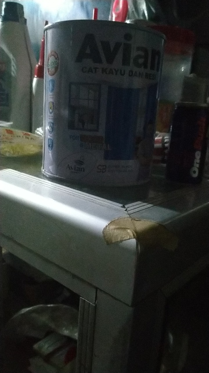 Cat Kayu Dan Besi Avian 0,9 Liter