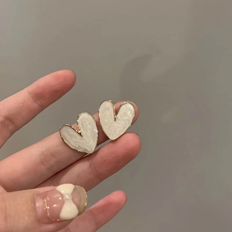 Anting Stud Desain Hati Besar Warna Putih Gaya Korea Minimalis Untuk Wanita