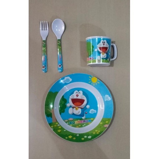 piring makan doraemon#hellokitty#beruang set