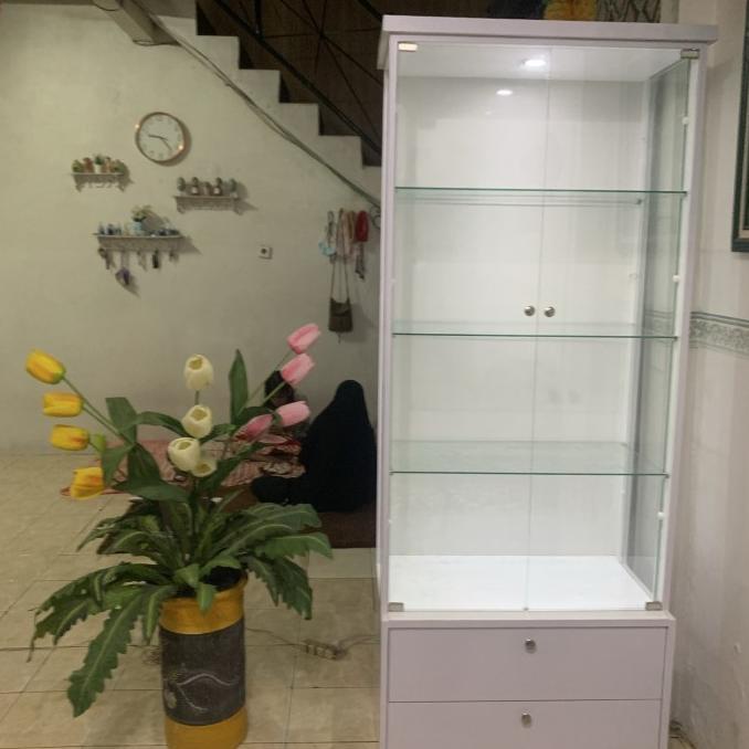 Lemari Pajangan Kaca Minimalis