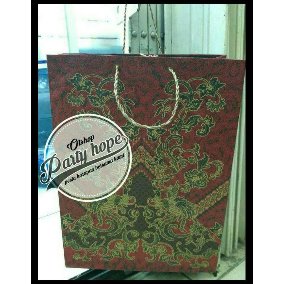

Paper Bag Motif Batik Besar/ Tas Kertas Motif Batik/Tas Souvenir 30x40 NEW