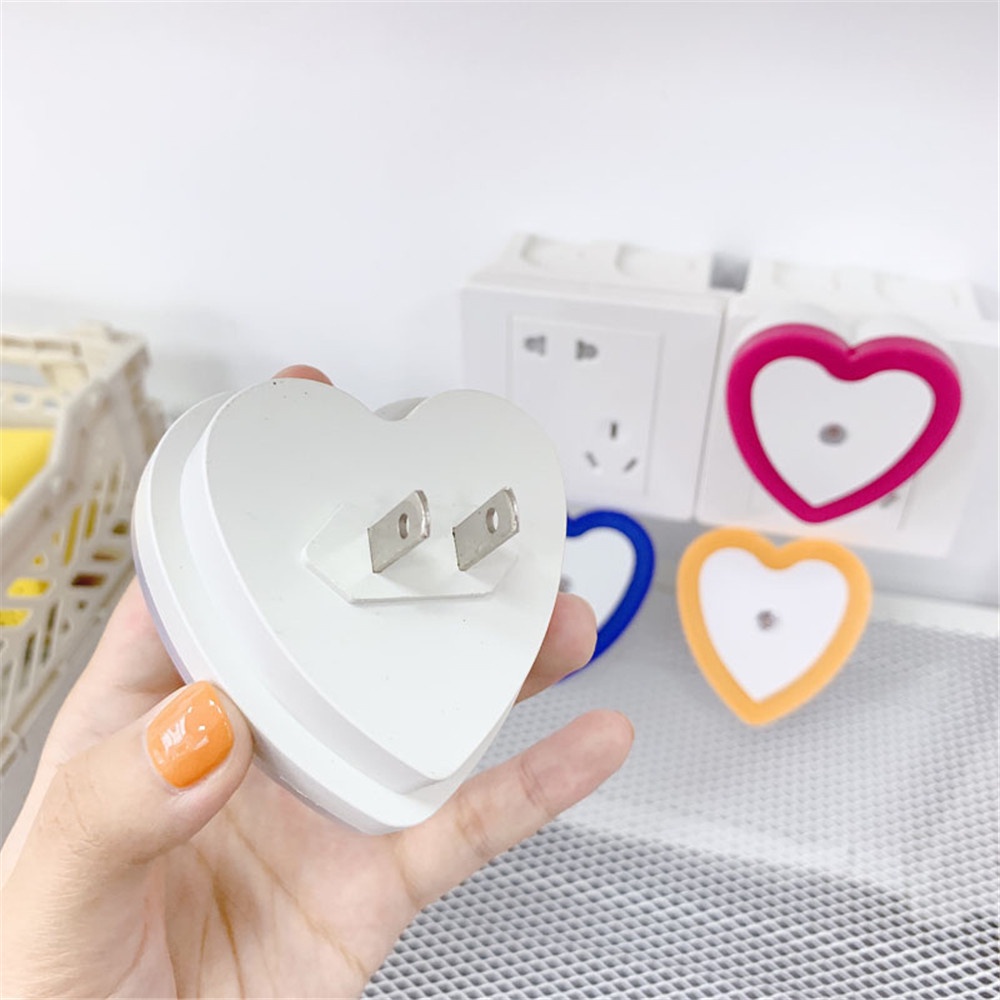 1pc Lampu Malam LED Bentuk Hati Dengan Sensor Otomatis Hemat Energi