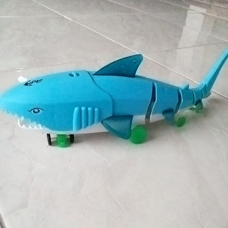 66 - 005194 - Mainan Ikan Hiu bisa gerak jalan bunyi musik baby Shark dan Lampu 66-005194