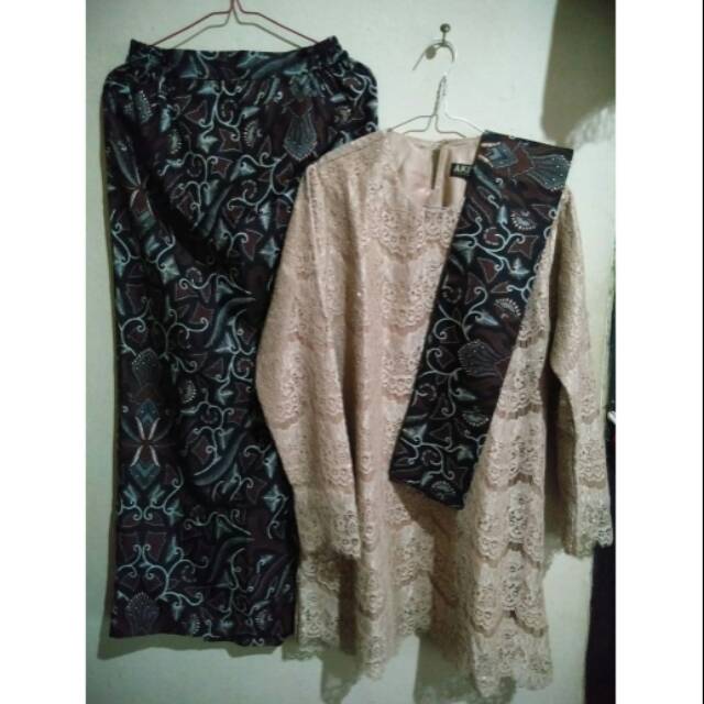 Set tunik renda + rok batik