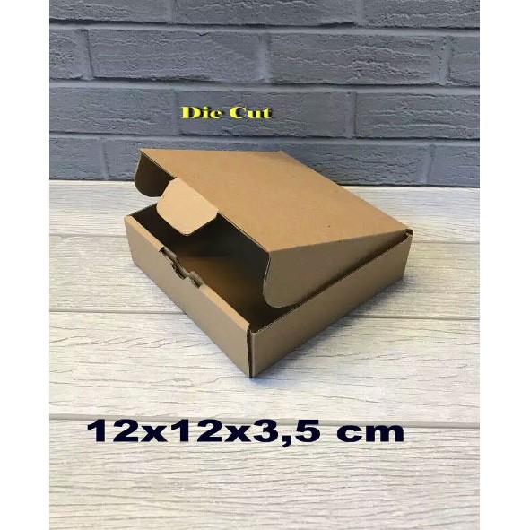 

Kardus 12 x 12 x 3,5 cm....... Die Cut