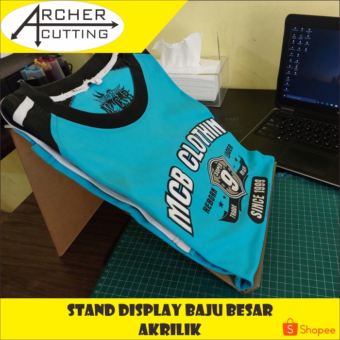 STAND DUDUKAN DISPLAY BAJU BESAR AKRILIK