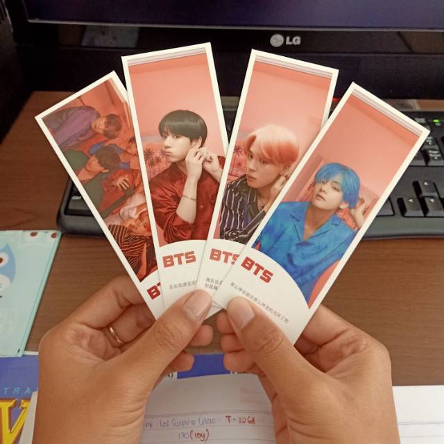 

Pembatas buku/majalah/kertas BTS