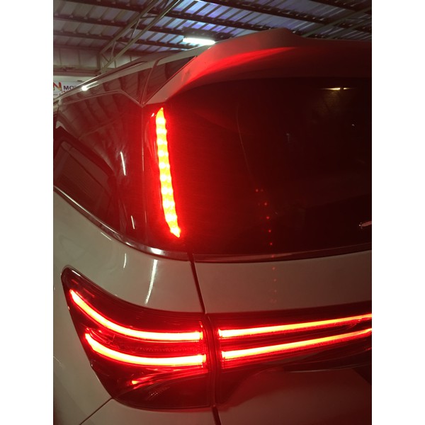 reflektor lampu belakang fortuner vrz 2016